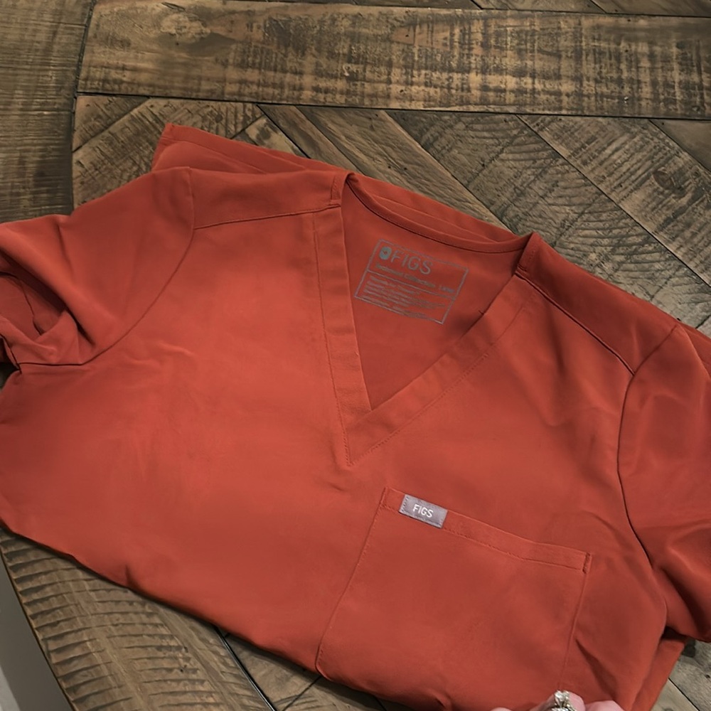 Figs Auburn Catarina one pocket scrub top in size XXS